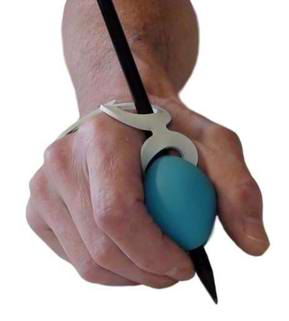En blyant med en GripoBall spændt fast til en hånd med GripoFix