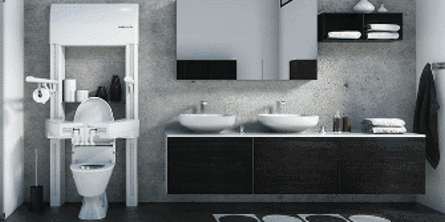 Melvin monteret ved toilettet på et badeværelse.