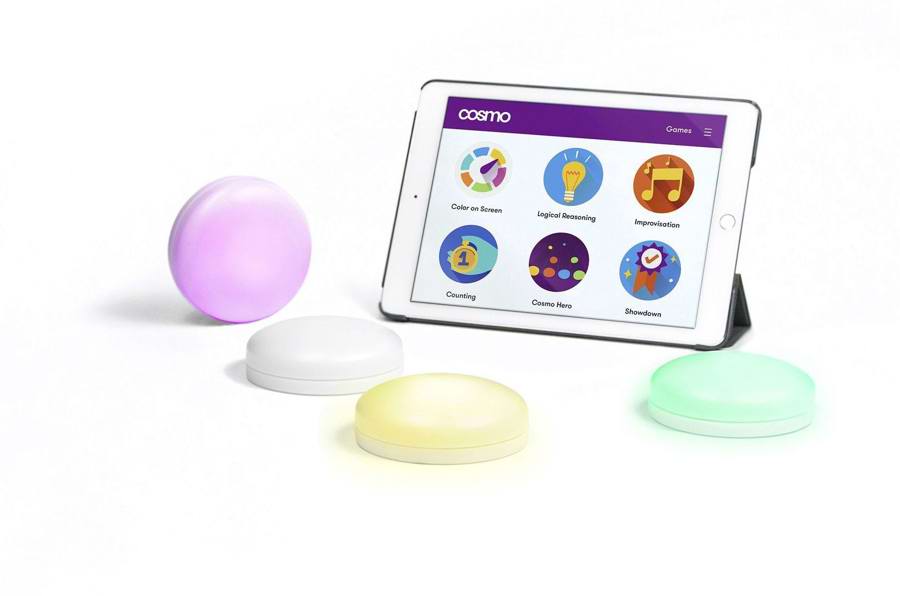 4 Cosmo lamper og en iPad med forskellige spil