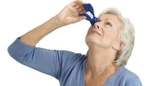 Kvinde drypper sit øje med brug af både Autodrop og Autosqueeze