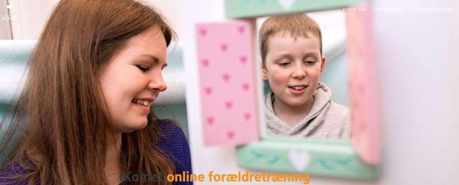 iKomet illustration med et billede af to børn og teksten "online forældretræning"