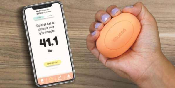 Smartphone med Squegg-appen og en hånd der holder "ægget"