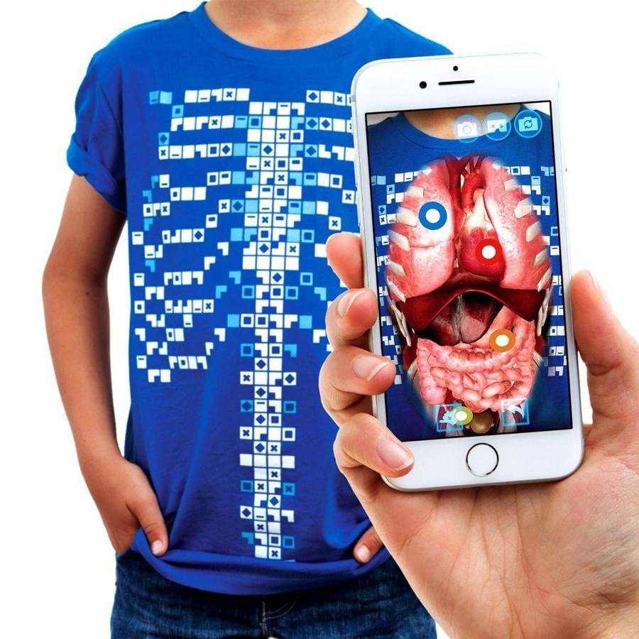 Barn med t-shirt og smartphone, der viser hvad der er inde i kroppen