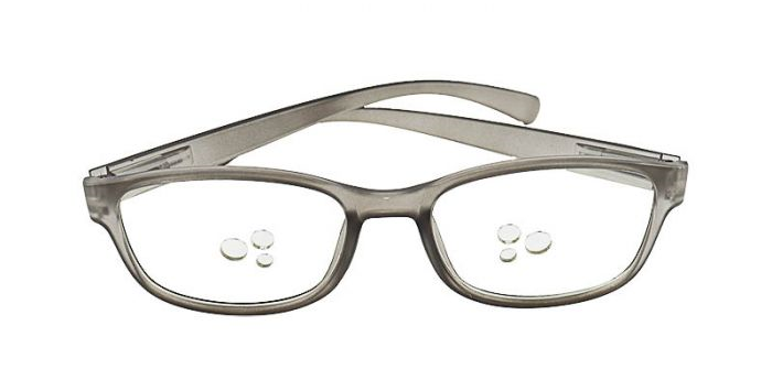 Briller med 3 huller i hvert glas, som passer til spidsen af forskellige øjendråbebeholdere