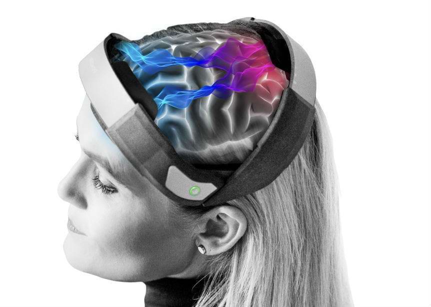 Kvinde med PlatoWork headsettet på - der er tegnet nogle forbindelser mellem forskellige dele af hendes hjerne